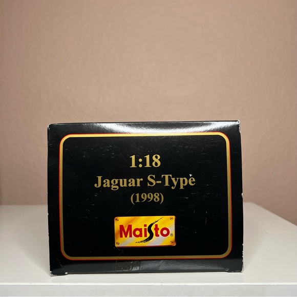 Maisto 1/18 Scale Model Car 31865 - 1999 Jaguar S-Type - Gold - Picture 5 of 5